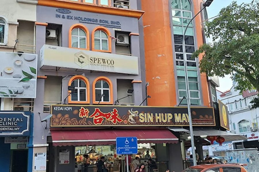 一家咖啡店,多种风味——从炒粿条到点心等等。